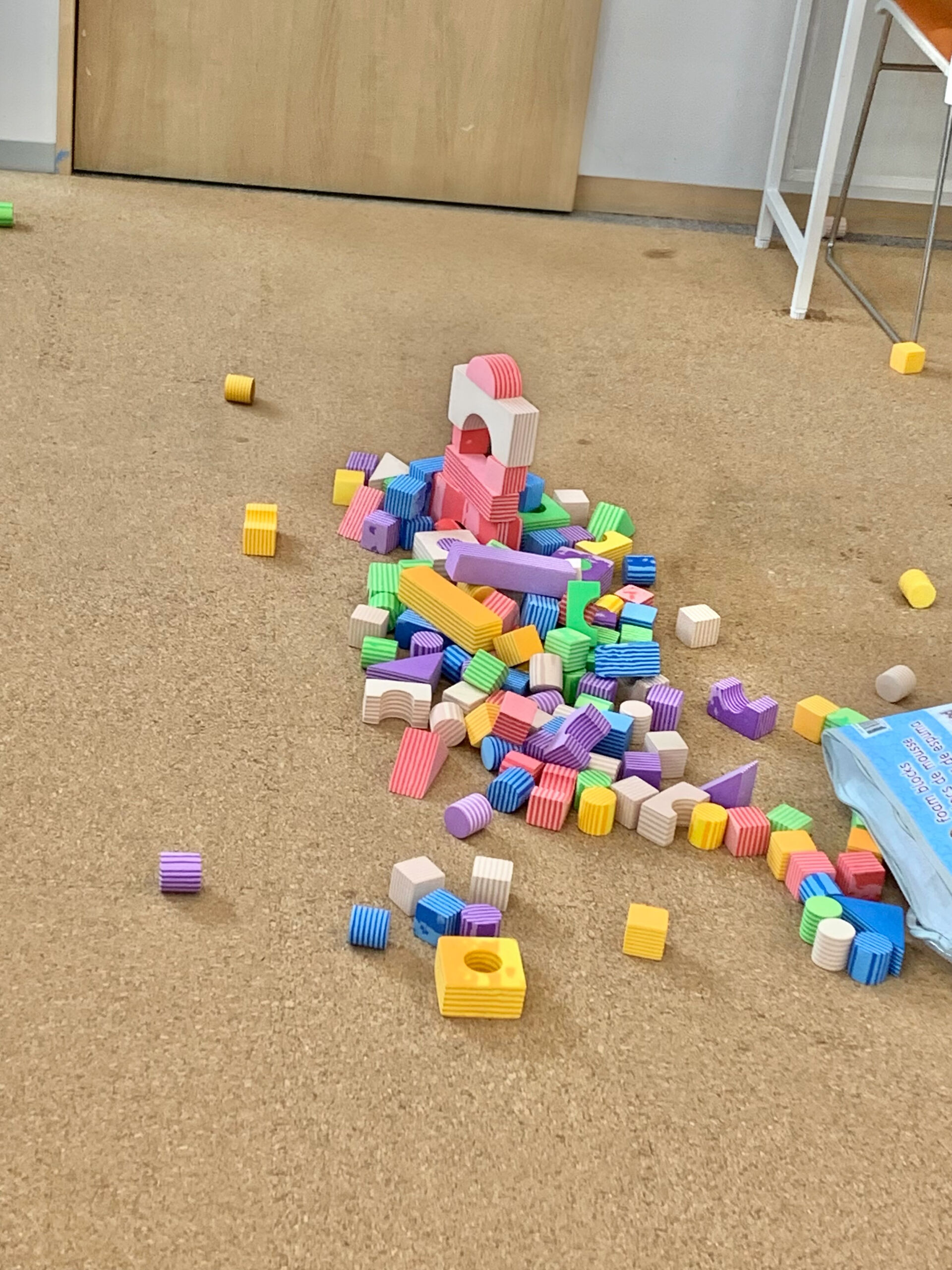 🏠✨ 積み木で楽しく指先トレーニング！